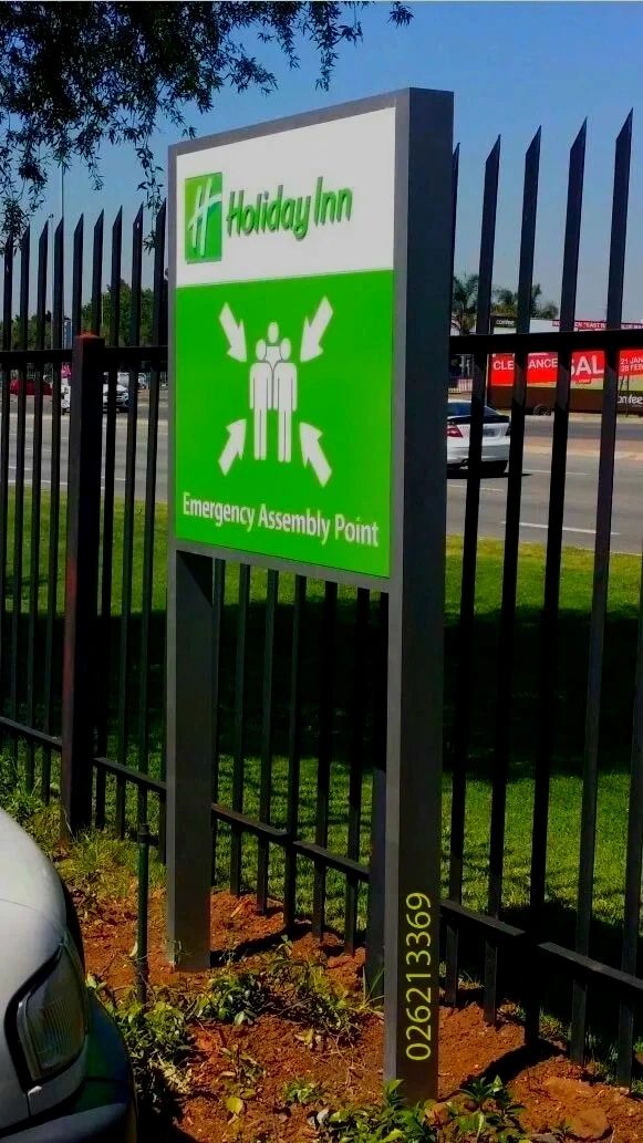 Holiday Inn wayfinding sign
